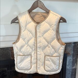 Cream Quilted DOWN VEST with Pockets. Snap close. Size 140cm/10 yrs. New!